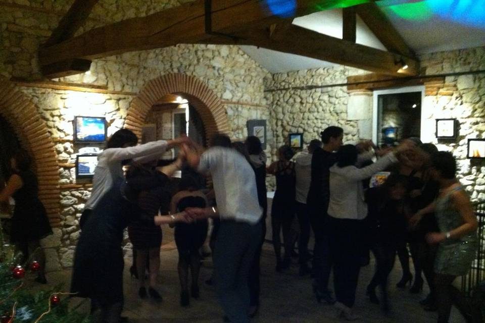 Invités sur la piste de danse lors d’un mariage animé par FDMUSIK